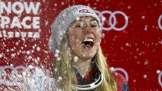 Mikaela Shiffrinová slaví vítězství ve slalomu ve Flachau. Mikaela Shiffrinová slaví vítězství ve slalomu ve Flachau.