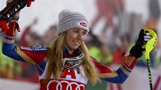 Mikaela Shiffrinová slaví vítězství ve slalomu ve Flachau. Mikaela Shiffrinová slaví vítězství ve slalomu ve Flachau.