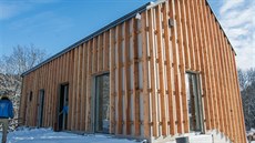 Modřínový obklad budovy vypadá, jako by čekala na finální vrstvu. Modřínový obklad budovy vypadá, jako by čekala na finální vrstvu.