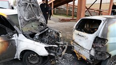 Požár dvou vozů v Kejzlarově ulici v Hradci Králové (7. 1. 2018) Požár dvou vozů v Kejzlarově ulici v Hradci Králové (7. 1. 2018)