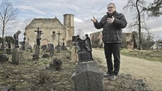 Starosta Poběžovic Hynek Říha stojí před kostelem v Šitboři, o jehož záchranu... Starosta Poběžovic Hynek Říha stojí před kostelem v Šitboři, o jehož záchranu...
