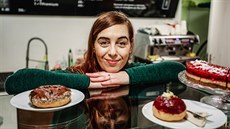 Sandra Adlerová vede cukrárnu, kde všechny zákusky připravují bez živočišných... Sandra Adlerová vede cukrárnu, kde všechny zákusky připravují bez živočišných...