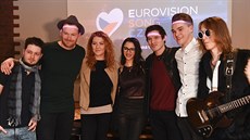 O úast v Eurovizi usilují (zleva) kapela Eddie Stoilow, Debbi, Eva Bureová,...