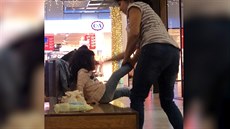 Matka bije své dítě botou v ostravském obchodním centru Matka bije své dítě botou v ostravském obchodním centru