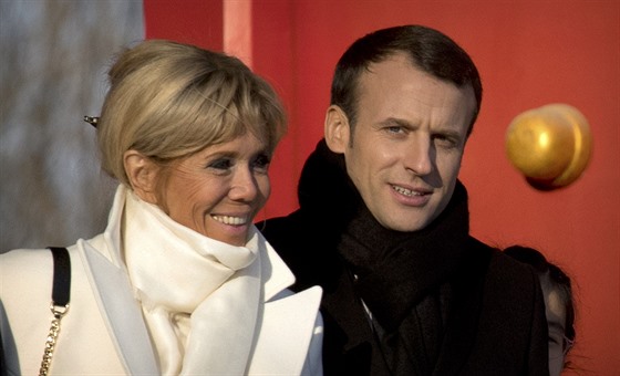 Francouzský prezident Emmanuel Macron a jeho ena Brigitte v Pekingu (8. ledna...