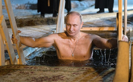 Vladimir Putin se zúastnil tradiní tíkrálové koupele v ledové vod jezera...