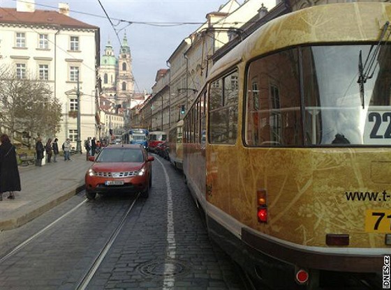 Stojící kolona aut a tramvají na praském Újezdu (1.11.2010)