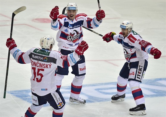 Marek Troninský (vlevo) a Petr Sýkora (uprosted) oslavují gól kapitána...