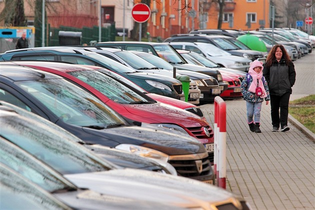 Peplnná parkovit na sídliti v Ostrov.