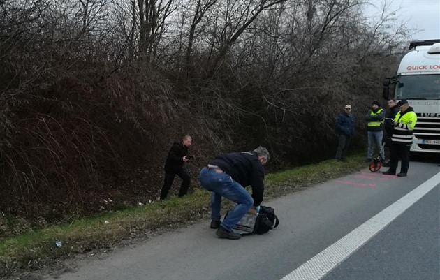 Místo nálezu mrtvého mue na silnici /37  nedaleko Medleic.