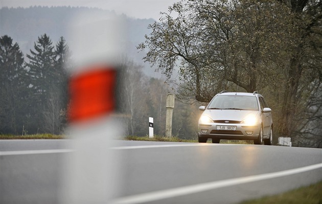 Opravený brzdový kámen na vrcholu kopce u Petrovic nedaleko Humpolce. Na konci...