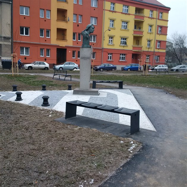 erstv opravený park na perovském námstí Frantika Rasche u se stal terem...
