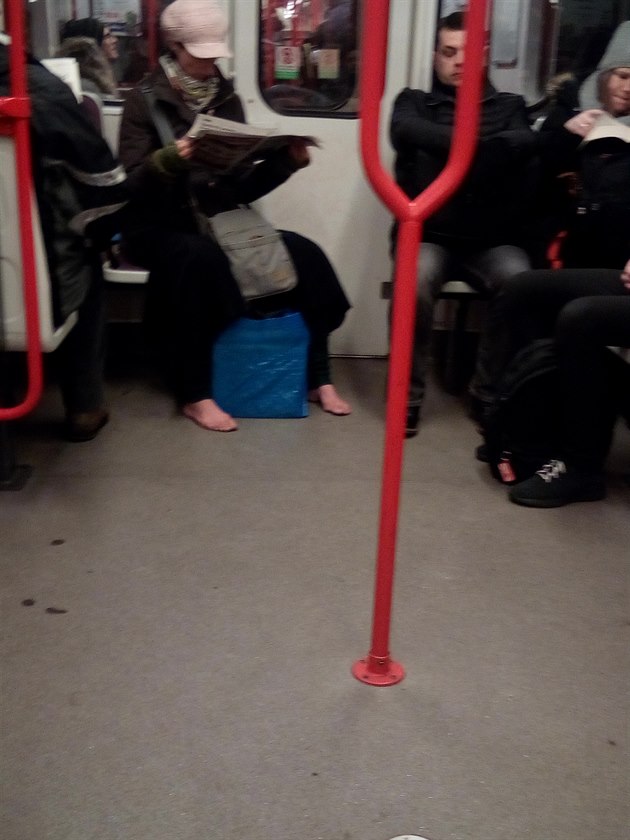 Pani v metru