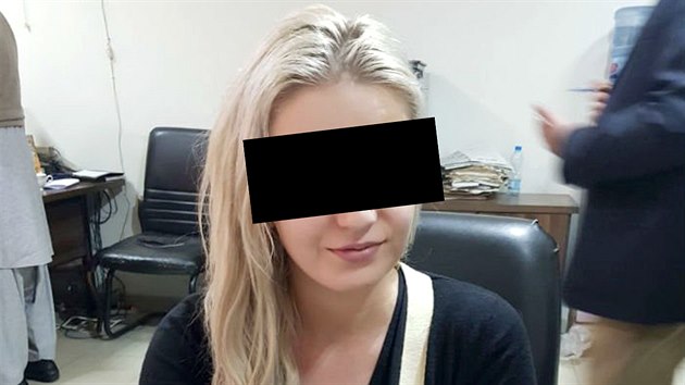 Pakistánská policie zveřejnila fotografii mladé Češky, která se na letišti v... Pakistánská policie zveřejnila fotografii mladé Češky, která se na letišti v...