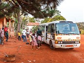 Toulav autobus pomh it osvtu v Kamerunu. 