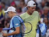 SOUPEI. Tom Berdych (vpravo) a Alex de Minaur v prvnm kole Australian Open.