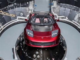 Tesla Roadster před uzavřením do aerodynamického krytu rakety Falcon Heavy