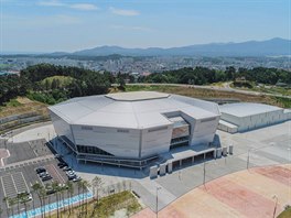 Krytá hokejová aréna v Kangnungu. Náklady na stavbu se vyplhaly v pepotu na...