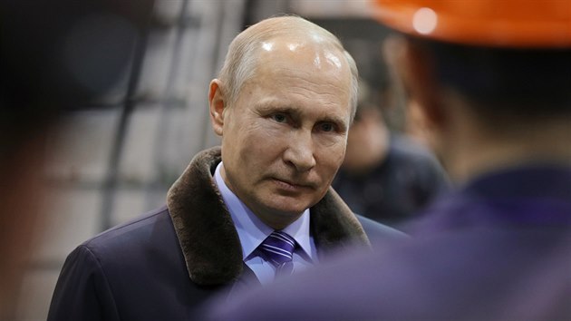 Rusk prezident Vladimir Putin rozmlouv se zamstnanci tovrny v Tveru (10. ledna 2018)