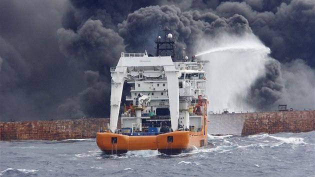 Ve Vchodonskm moi se po sobotn srce s nskou nkladn lod potopil rnsk tanker. (14. ledna 2018)