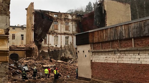 Hasii prohledali sutiny oputnho hotelu Kavkaz v Marinskch Lznch. Nikoho nenali.