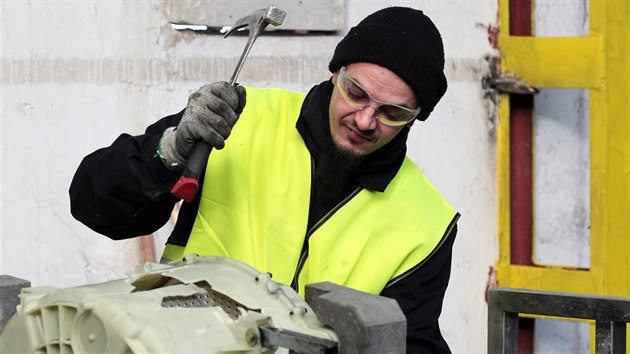 Dal pracovit pro zamstnvn vz otevela vznice v Hornm Slavkov. Zatm prvn destka odsouzench tam v souasn dob pracuje na prvnm seku, kde se rozebraj vyslouil elektrozazen.