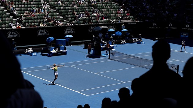 Momentka ze zpasu Markty Vondrouov s Francouzkou Garciaovou ve druhm kole Australian Open.