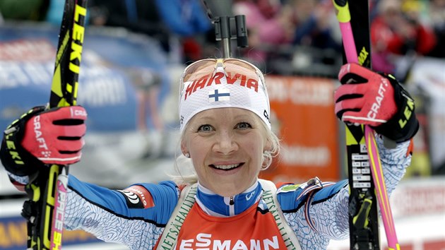 Kaisa Makarainenov oslavuje vtzstv ped kamerou v biatlonovm zvodu na 12,5 kilomeru v nmeckm Ruhpoldingu.