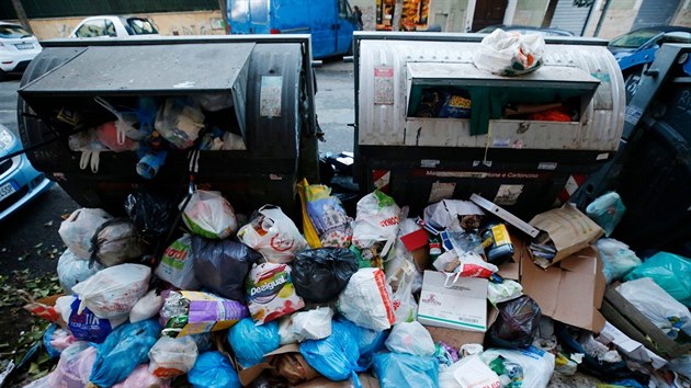 Italskou metropoli m trp u nkolik tdn hory odpadk v ulicch (10. ledna 2018)