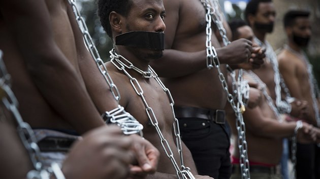 Eritrejt adatel o azyl bhem protest ped budovou izraelskho parlamentu (17. ledna 2018)