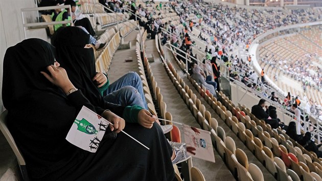 Sadsk Arabky pily poprv na fotbal, vyhradili jim sekci pro rodiny. (12. ledna 2018)