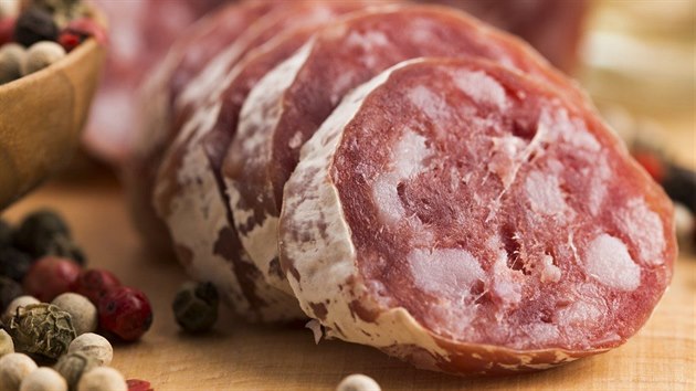 Výrobci uzenin si evidentně myslí, že jejich zákazníkům bakterie v salámu nescházejí.