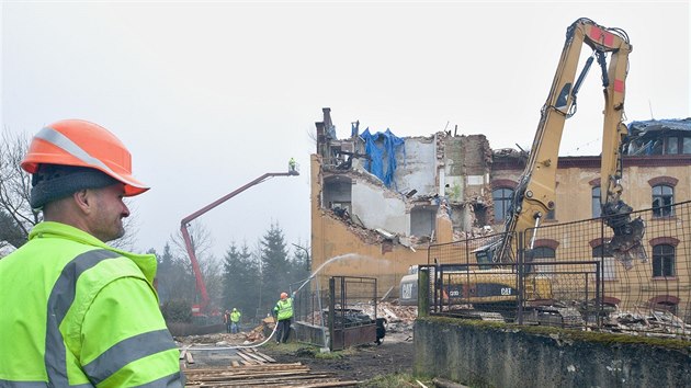 Bvala tkalcovna ve Cvikov ohroovala lidi, dlnci se pustili do demolice.