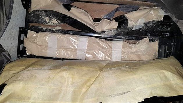 Pakistnsk policie zveejnila fotografii devti kilogram heroinu, kter se na letiti v Lhauru dajn snaila propaovat mlad eka. (leden 2018)