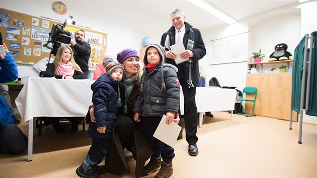 Prezidentský kandidát Jiří Hynek přišel k volbám v Jesenici u Prahy s manželkou a dětmi. (12. ledna 2018)