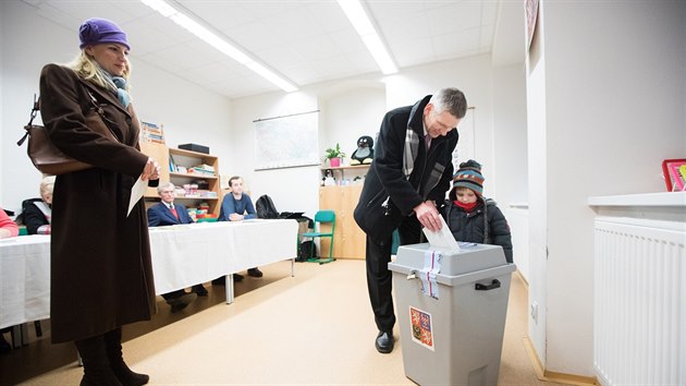 Prezidentský kandidát Jiří Hynek přišel k volbám v Jesenici u Prahy s manželkou a dětmi. (12. ledna 2018)