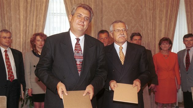 Milo Zeman a Václav Klaus pi podpisu takzvané opoziní smlouvy (1998)
