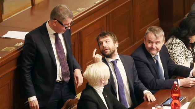 Premir Andrej Babi hovo s ministrem spravedlnosti Robertem Peliknem na ptenm jednn Poslaneck snmovny. (19. ledna 2018)