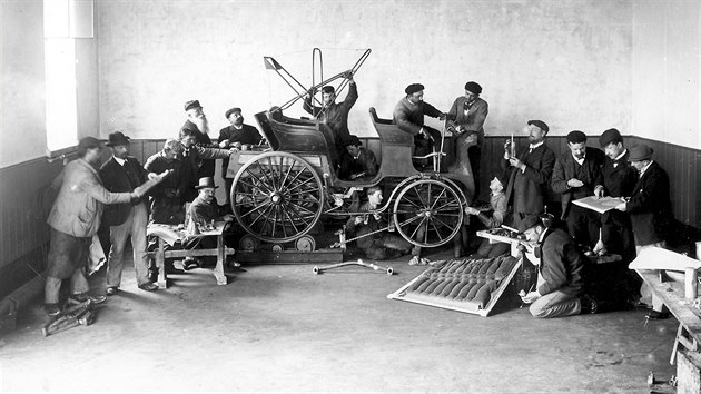 Uniktn snmek. Tm Leopolda Svitka, kter v roce 1897 stavl prvn stedoevropsk automobil Prsident. A u pednho kola devatenctilet Hans Ledwinka.