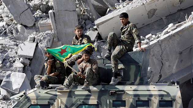 Bojovnci Syrskch demokratickch sil (SDF) v Rakce. (17. jna 2017)
