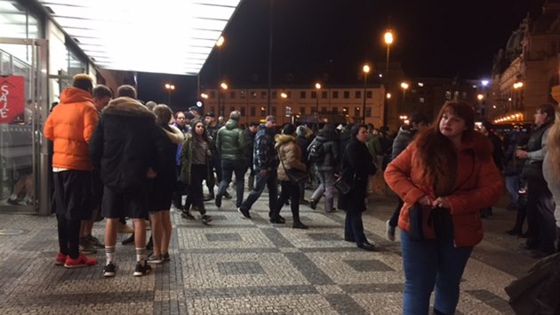 Anonym nahlásil bombu v pražském Palladiu, policie evakuovala stovky lidí -  iDNES.cz