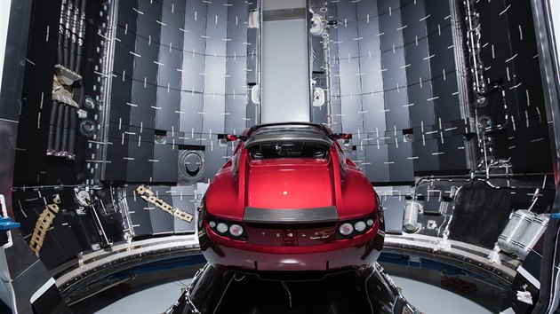 Tesla Roadster ped uzavenm do aerodynamickho krytu rakety Falcon Heavy