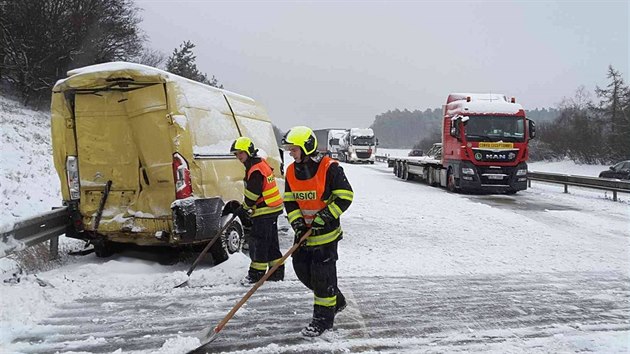 Snh komplikuje dopravu na dlnici D1, stalo se nkolik hromadnch nehod. (16. ledna 2018)