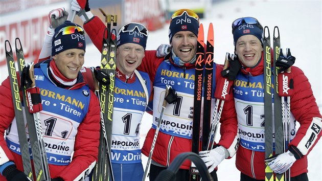 VÍTĚZNÍ NOROVÉ. Zleva Lars Helge Birkeland, Johannes Bö, Emil Hegle Svendsen a Tarjei Bö.