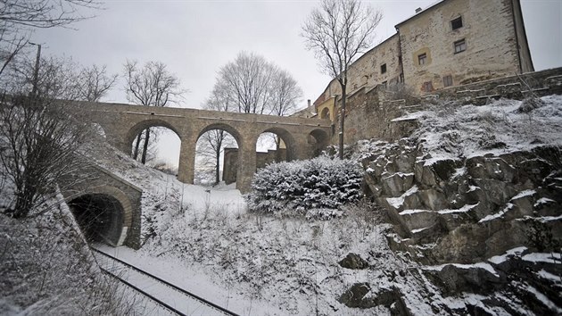 Tunel, kter se bude opravovat, vede pod pjezdovm mostem k ledeskmu hradu. I ten se rekonstruuje.