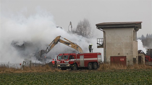 S porem obrovsk haldy devnho odpadu a devotskov drti v Nov Cerekvi bojovali hasii jedenct dn. Byl to jejich nejdel nepetrit zsah za uplynulch deset let.