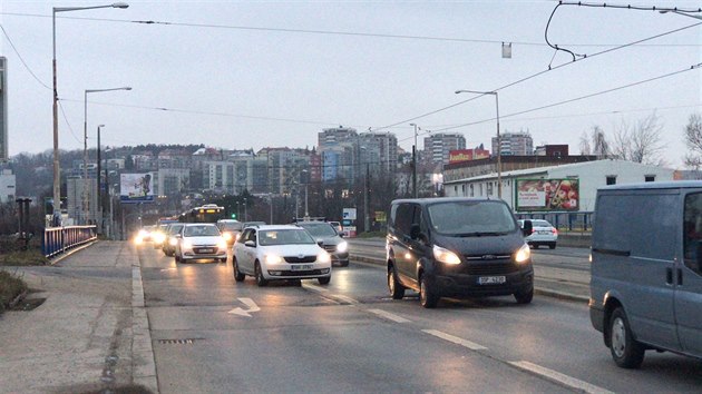 Odboka na Jin spojku z ulice Spoilovsk je kvli uniklm provoznm kapalinm z kamionu uzavena (11.1.2018)