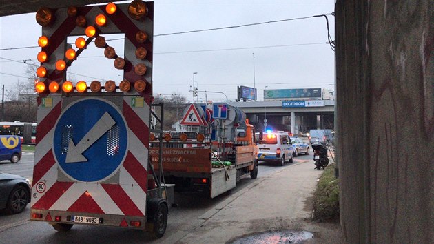 Odboka na Jin spojku z ulice Spoilovsk je kvli uniklm provoznm kapalinm z kamionu uzavena (11.1.2018)