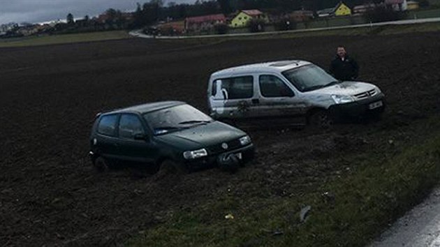 V zatce mezi Jiicemi a Bentkami nad Jizerou se vybour za den i nkolik automobil.