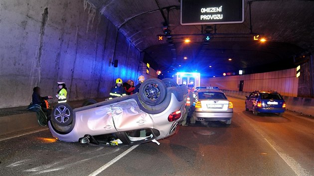 Pi nehod dvou vozidel ve vjezdu do Strahovskho tunelu se jedno z aut pevrtilo na stechu. Zranila se jedna osoba (13.1.2018)
